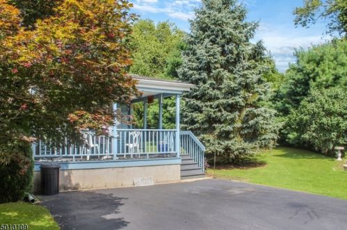 7 Dawn Dr, Belvidere NJ  07823-2844 exterior