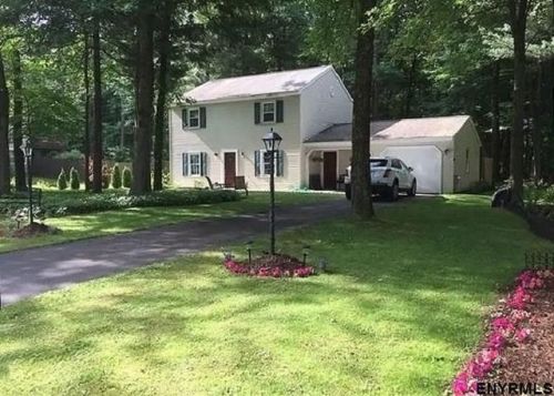 17 Barkwood Ln, Clifton Park Center, NY 12065-6738