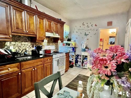 130 Clifford St, Bridgeport, CT 06607-1605