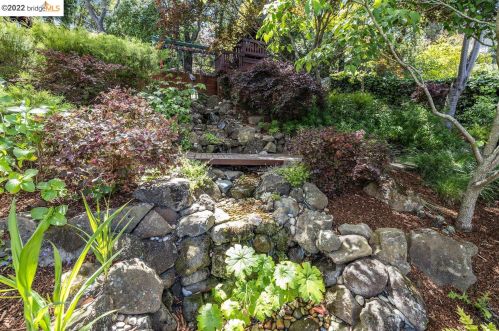 61 Calvert Ct, Oakland CA 94611-3436 exterior