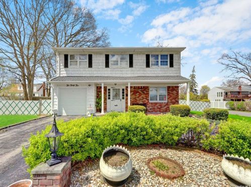 1042 11th St, Babylon, NY 11704-3612