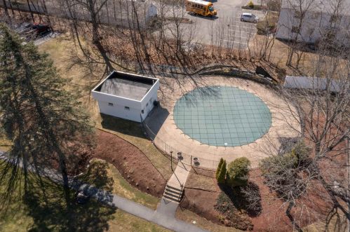 33 Spit Brook Rd, Nashua NH 03060-5605 exterior