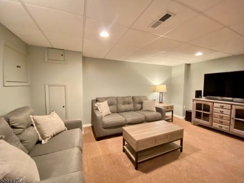 208 Salem Ct, Flemington NJ  08822-2034 exterior