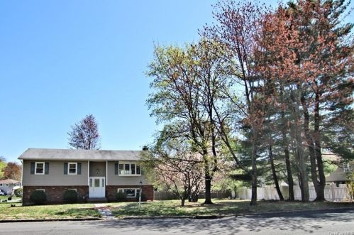 43 Lilburn Dr, Garnerville, NY 10923-1001