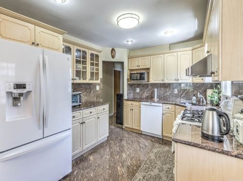 86-33 Winchester Blvd, Jamaica NY  11426-2100 exterior