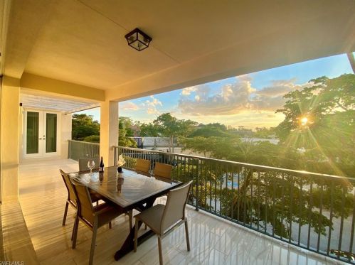 352 12th Ave, Naples, FL 34120-6310
