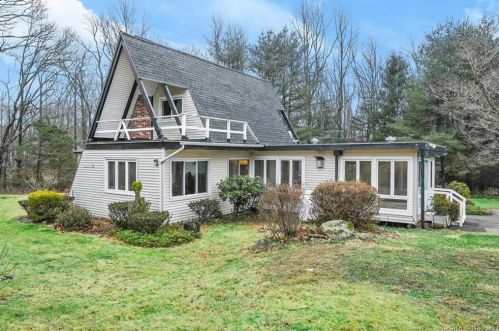 15 Robindale Dr, Waterbury, CT 06712-1440
