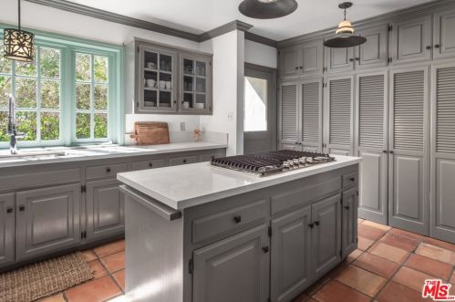 2621 Glenoaks Blvd, Glendale CA  91206-3108 exterior