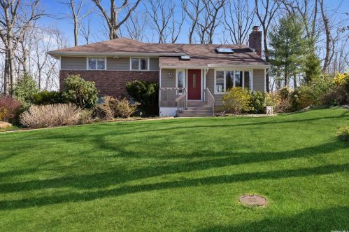 15 Avon Ct, Huntington Station, NY 11746-4921