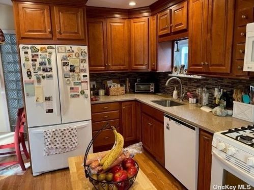 406 Old Farmingdale Rd, Babylon NY  11704-6424 exterior