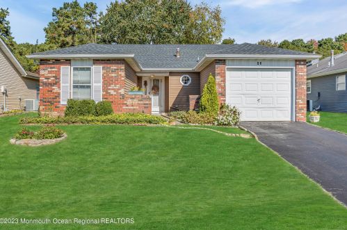 43 Greenbriar Blvd, Bricktown, NJ 08724-2062