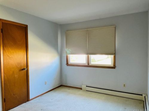 27 Wakeley St, Huntington CT 06484-4511 exterior