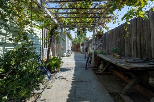 9 Ashley Ave, Woodland CA  95695-2509 exterior