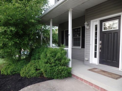 5490 Pine Valley Dr, Zanesville, OH 43701-6822
