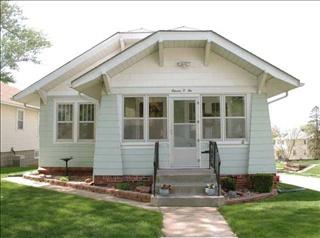 1102 43rd St, Omaha, NE 68105-1719