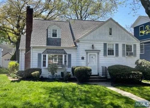 684 Ogden Ave, Teaneck, NJ 07666-2202