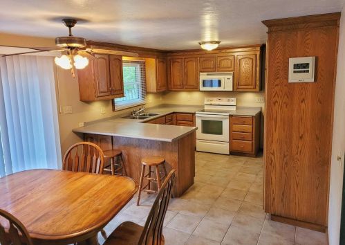1235 Delray Dr, Green Bay, WI 54304-1446