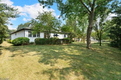 42 Redwood Ter, Flemington NJ  08822-3021 exterior