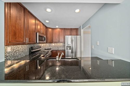 602 Hancock Ct, Edgewater NJ  07020-1608 exterior