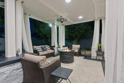 1068 Matthew Ct, Windsor CA  95492-8778 exterior