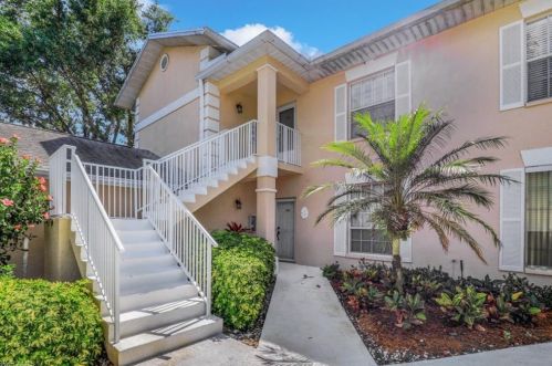 733 Wiggins Lake Dr, Naples, FL 34110-6075