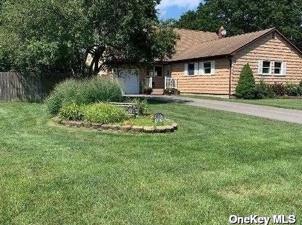 133 Philip St, Holbrook, NY 11741-3726