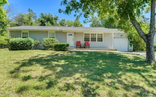 61 Pinewood Dr, Bricktown, NJ 08724-2813