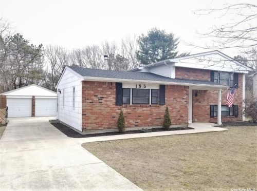 195 4th Ave, Holtsville, NY 11742-2338