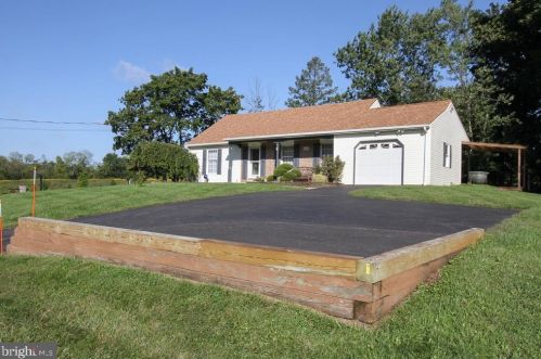 211 Jackson Rd, Gilbertsville, PA 19525-9569
