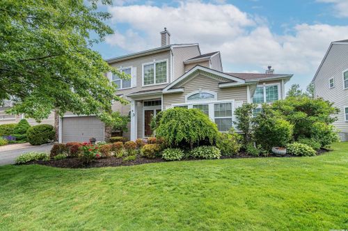 18 Hamlet Dr, Mount Sinai, NY 11766-3002