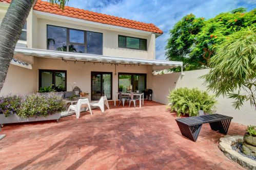 134 Harbor Cir, Delray Beach FL  33483-8005 exterior