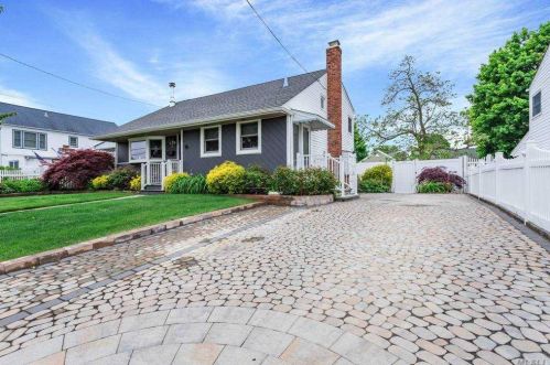 242 Hampton Rd, North Lindenhurst, NY 11757-6723