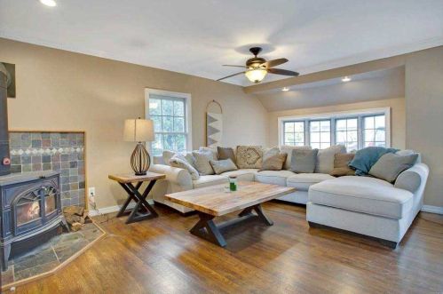 1024 Ontario Ave, North Lindenhurst, NY 11757-2222