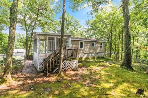 1 Nolet Ave, Salem NH  03079-1756 exterior