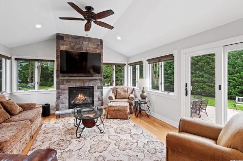 96 Vanderbilt Blvd, Oakdale NY  11769-2033 exterior