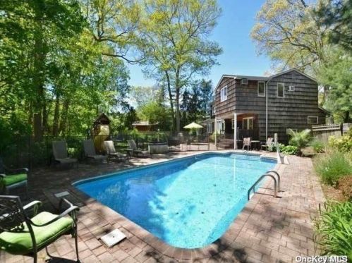 6 Peter Ct, Huntington Station NY  11746-4500 exterior