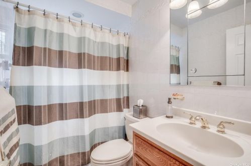 7 Parkview Cir, Bethpage NY  11714-2309 exterior