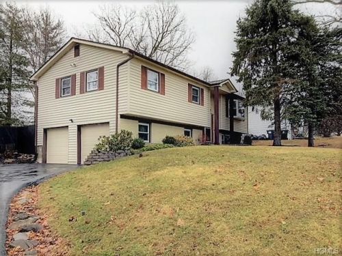 14 Johns Rd, Middletown, NY 10941-1104