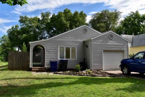 421 10th St, Newton, KS 67114-1827
