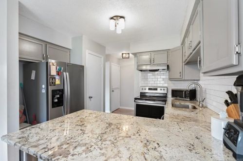 182 Shagbark Dr, Derby, CT 06418-2620
