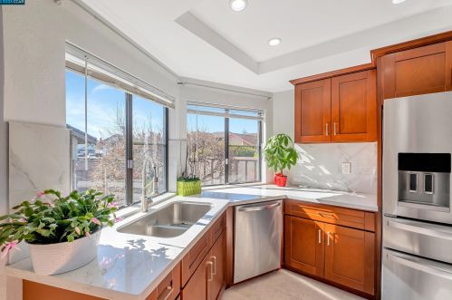701 Begonia Dr, San Leandro CA  94578-3804 exterior