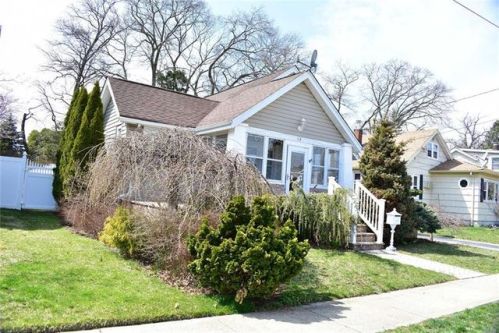 119 Mitchell St, North Bellmore, NY 11710-3329