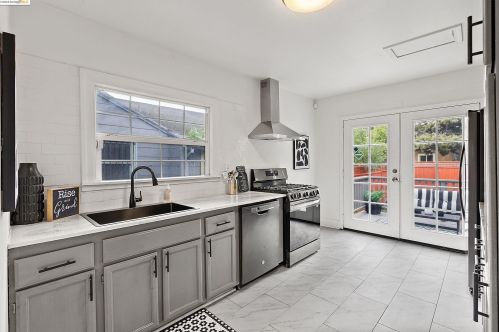 2525 Church St, Oakland CA  94605-2045 exterior