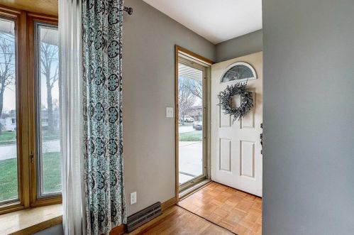 5762 Oxford Dr, Greendale, WI 53129-2561