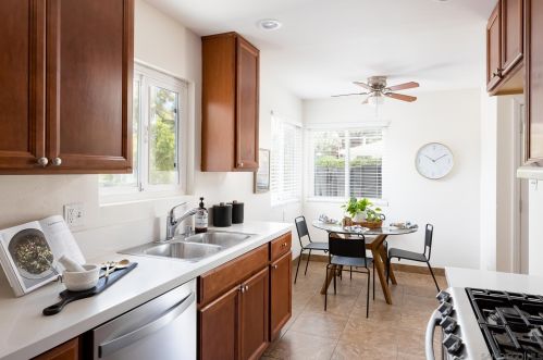 725 Teaberry St, Encinitas CA  92024-3353 exterior