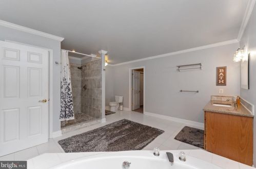 185 Clover Ln, Perkiomenville PA  18074-9485 exterior