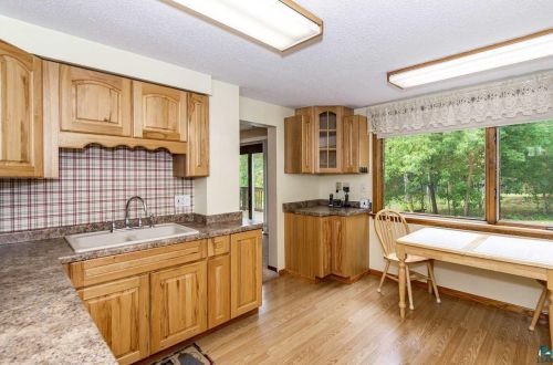 825 6th St, Duluth, MN 55806-2301