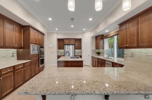 15 Napoleon Rd, Rancho Mirage CA  92270-2715 exterior