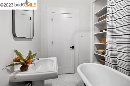 418 45 St, Oakland CA 94609-2135 exterior