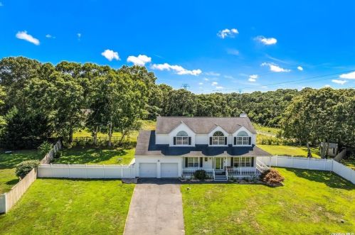8 Colleen Ct, South Setauket, NY 11720-4376